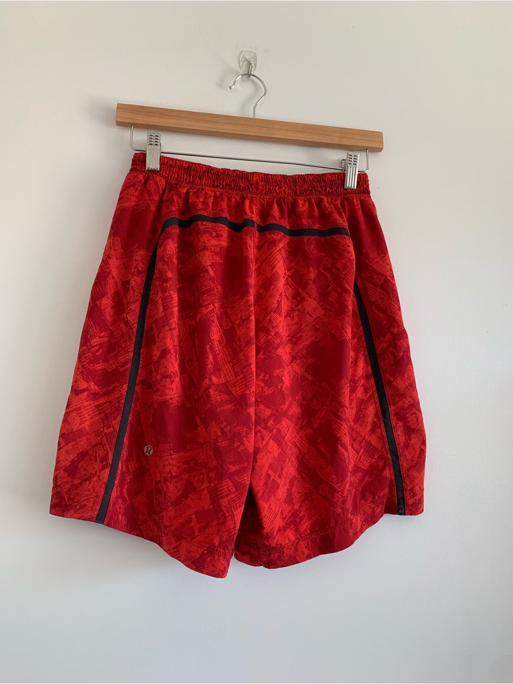 Lululemon Men’s pace breaker lined shorts Small